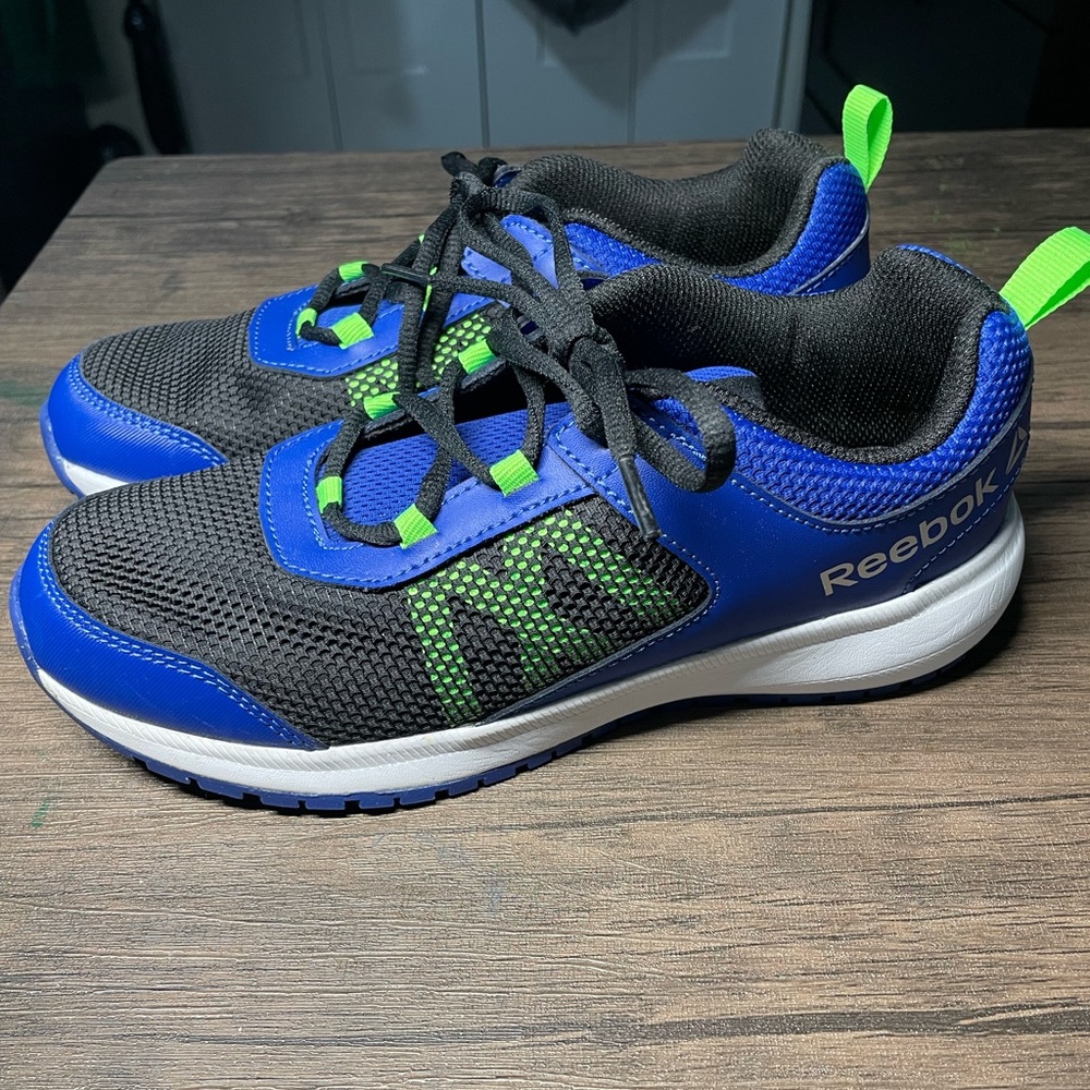 Reebok boys shoes size 5 brand new never used